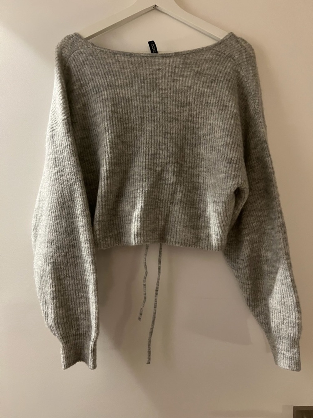 H&M Light Gray V-Neck Drawstring Cropped Sweater - Picture 2 of 2